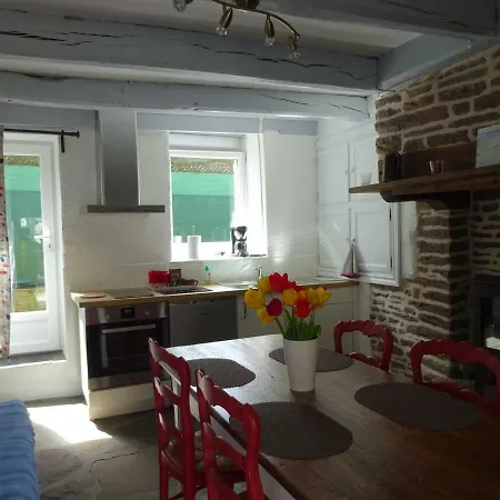 La Cour Du Bourg * Saint-Jean-des-Champs