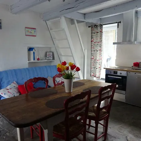 La Cour Du Bourg * Saint-Jean-des-Champs