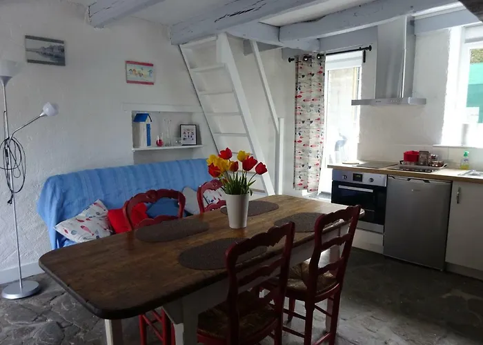 La Cour Du Bourg * Saint-Jean-des-Champs